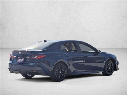 Used 2025 Toyota Camry SE image 5