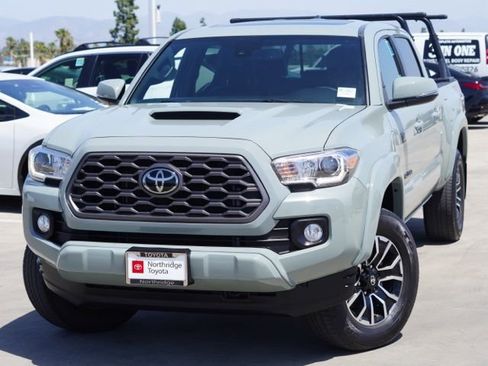 Used 2022 Toyota Tacoma TRD Sport w/ TRD Premium Sport Package AWD/4WD image 4