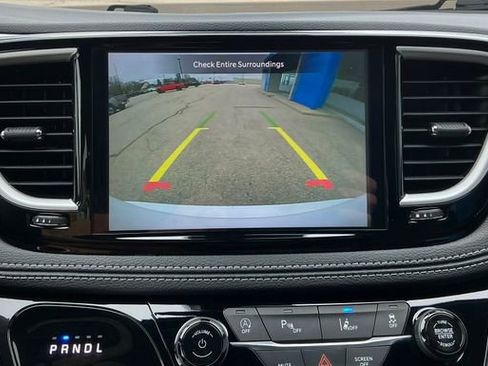 Used 2023 Chrysler Pacifica Touring FWD image 8