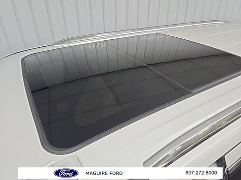 Used 2022 Cadillac Escalade ESV Premium Luxury image 11