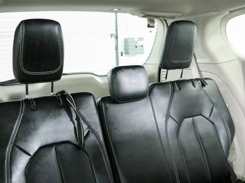 Used 2024 Chrysler Pacifica Touring-L FWD image 29