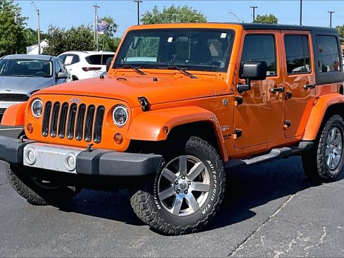 Used 2012 Jeep Wrangler Unlimited Sahara w/ Dual Top Group AWD/4WD image 7