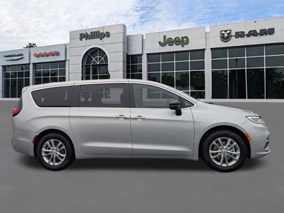 New 2026 Chrysler Pacifica Select