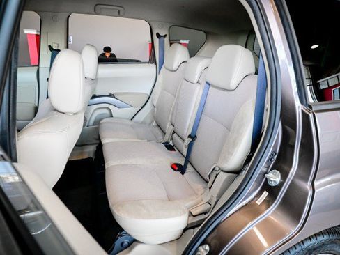 Used 2010 Mitsubishi Outlander SE AWD/4WD image 16