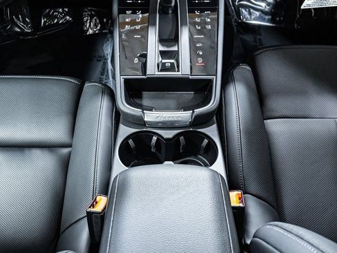 Certified 2025 Porsche Macan AWD/4WD image 15