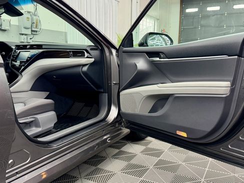 Used 2018 Toyota Camry LE image 7