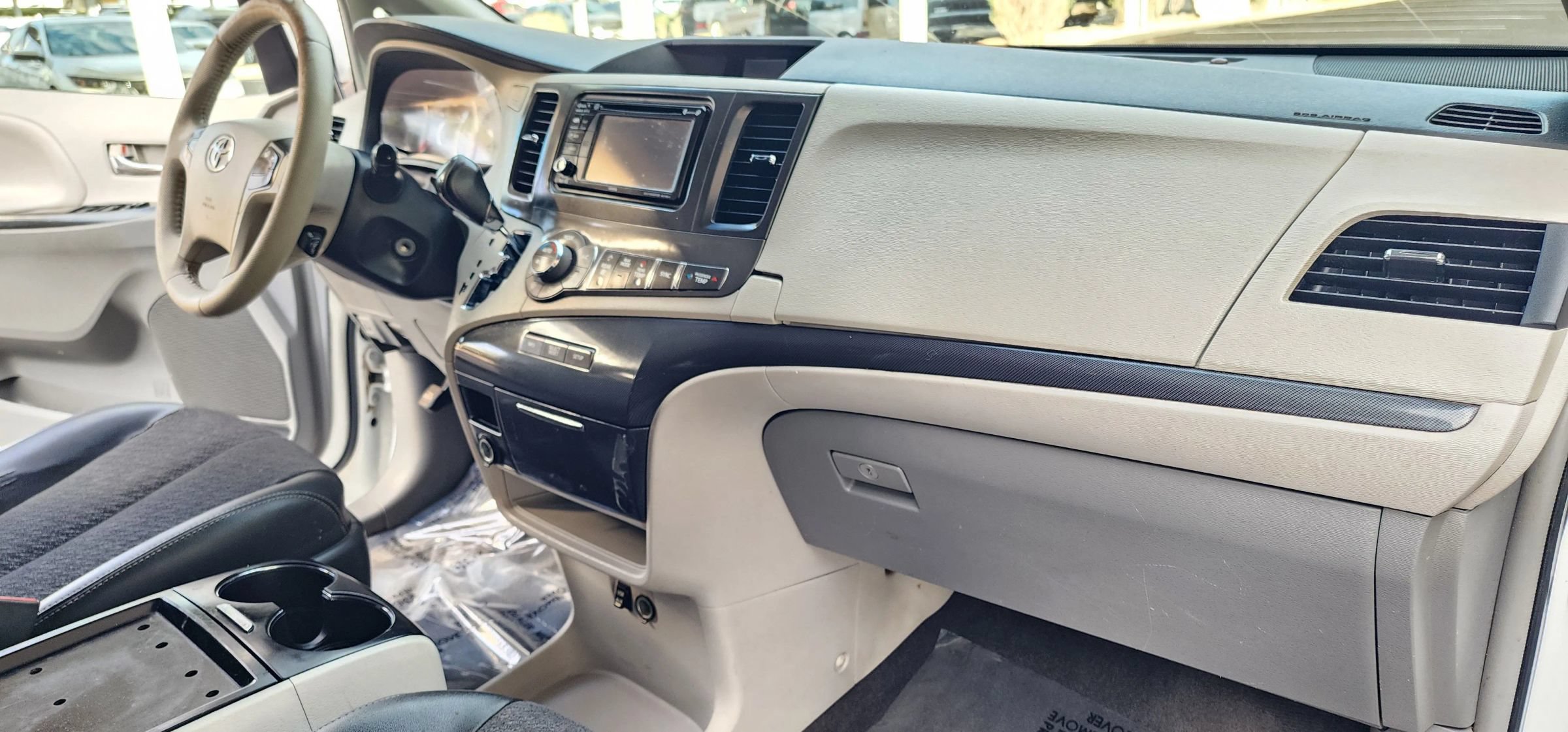 Used 2014 Toyota Sienna SE FWD image 9