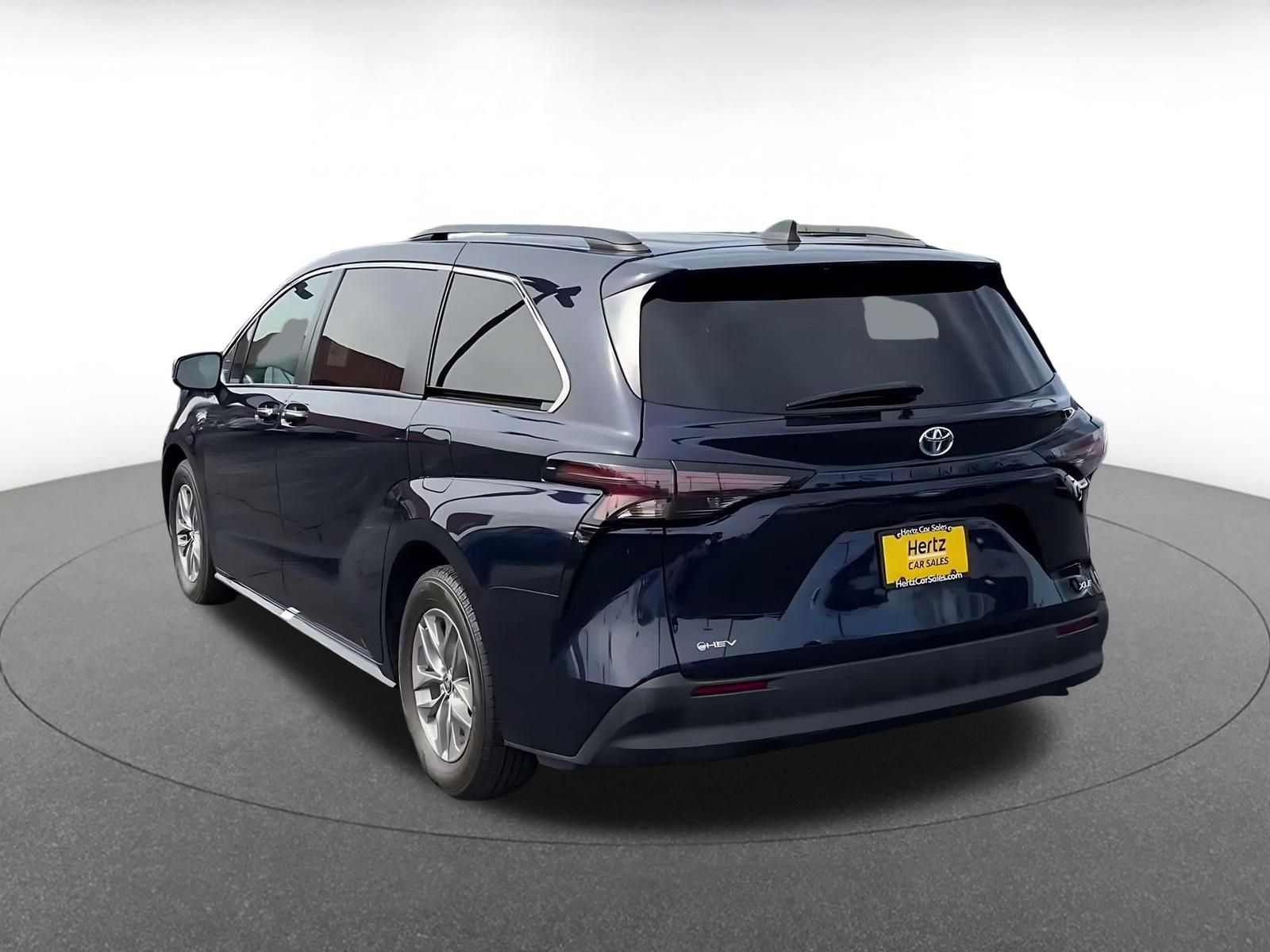 Used 2025 Toyota Sienna XLE FWD image 10