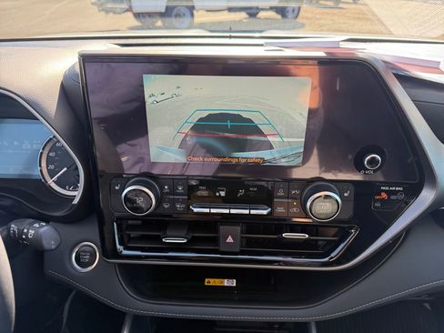 Used 2024 Toyota Highlander XLE FWD image 25