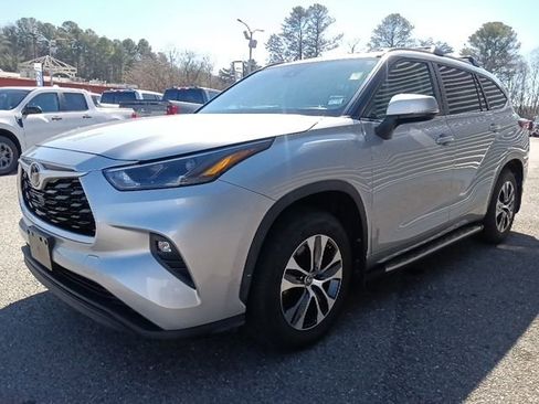 Used 2023 Toyota Highlander XLE image 7