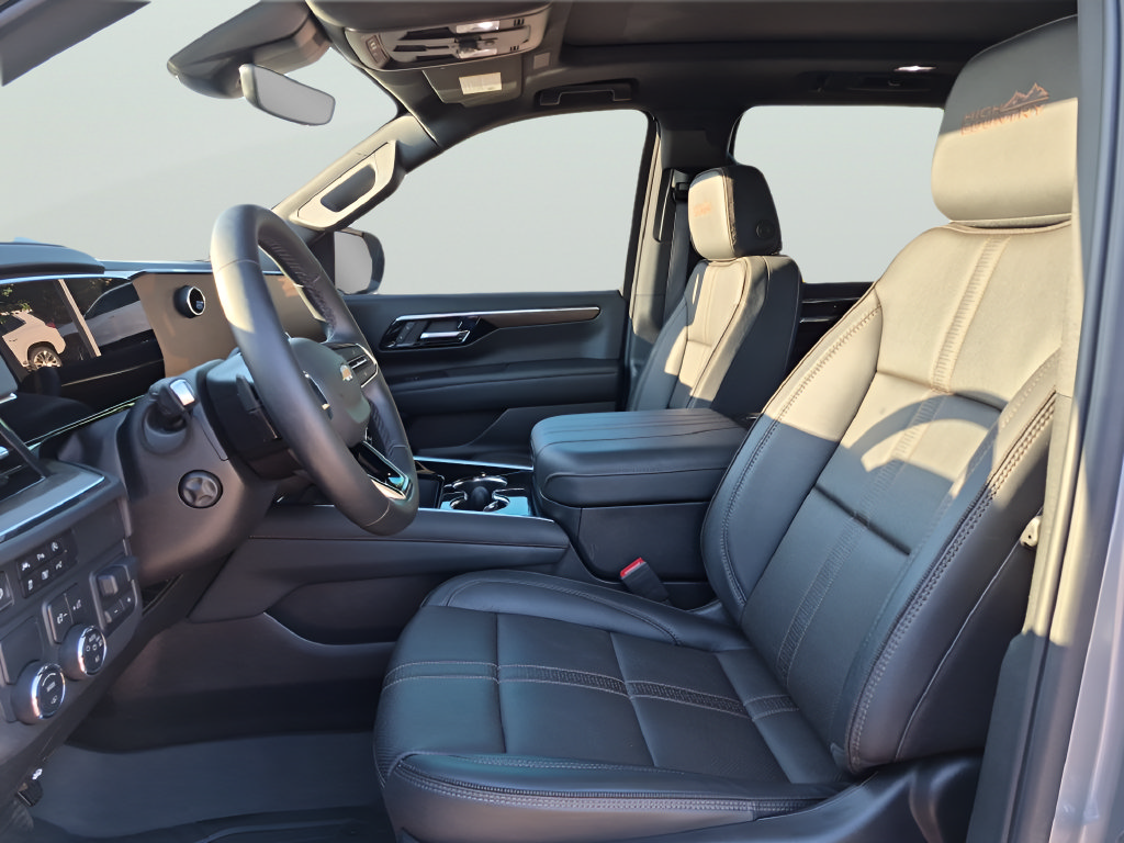 Used 2025 Chevrolet Tahoe High Country RWD image 18