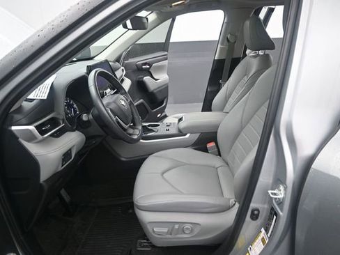 Used 2024 Toyota Highlander XLE FWD image 14