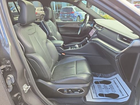 Certified 2022 Jeep Grand Cherokee Overland w/ Luxury Tech Group IV image 17