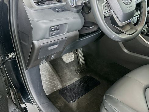 Used 2025 Toyota Highlander XLE FWD image 17