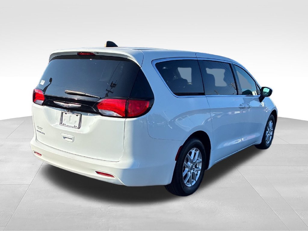 Used 2022 Chrysler Voyager LX FWD image 5