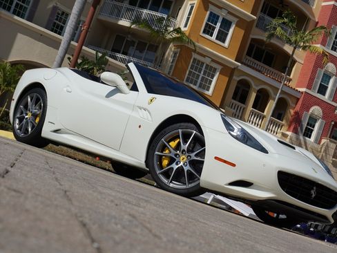 Used 2014 Ferrari California RWD image 68
