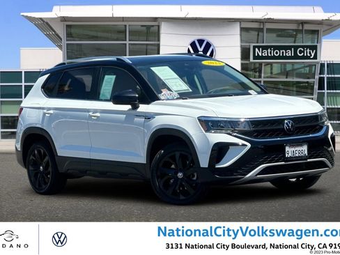 Used 2023 Volkswagen Taos SE w/ Panoramic Sunroof Package FWD image 1