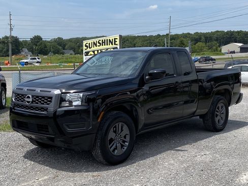 Used 2025 Nissan Frontier SV RWD image 2