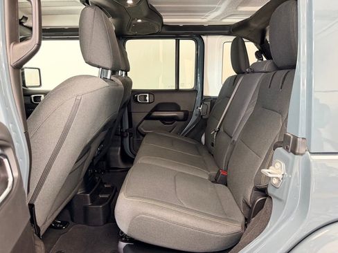 Used 2025 Jeep Wrangler Unlimited Sahara AWD/4WD image 5