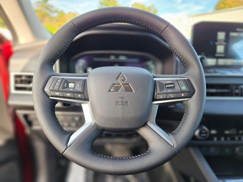 New 2025 Mitsubishi Outlander SE image 26