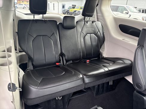 Used 2023 Chrysler Pacifica Touring-L image 7
