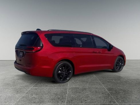 New 2026 Chrysler Pacifica Limited w/ S Appearance Package image 3