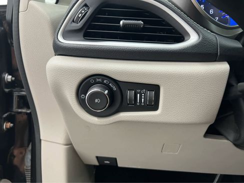 Used 2022 Chrysler Pacifica Touring-L image 26