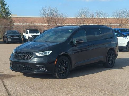 Used 2021 Chrysler Pacifica Limited w/ S Appearance Package image 7
