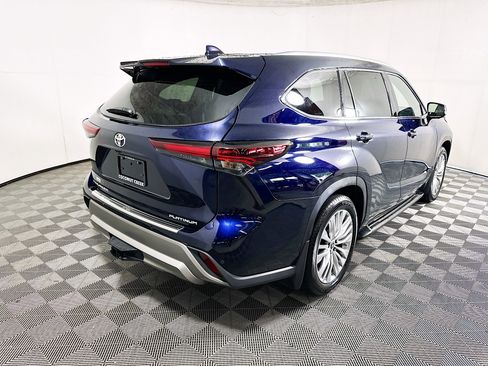 Used 2024 Toyota Highlander Platinum FWD image 3