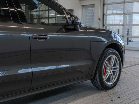Used 2018 Porsche Macan Turbo w/ Premium Package Plus image 30