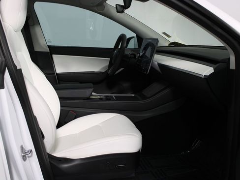 Used 2021 Tesla Model Y Long Range image 10