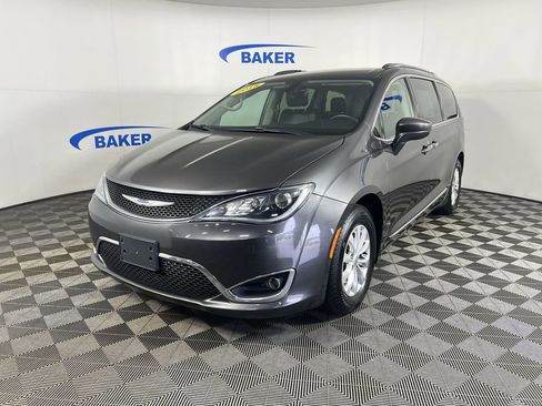 Used 2018 Chrysler Pacifica Touring-L w/ Premium Audio Group FWD image 1