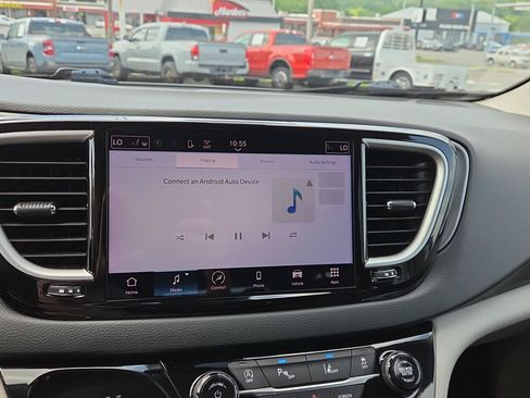 Used 2024 Chrysler Pacifica Touring-L FWD image 27