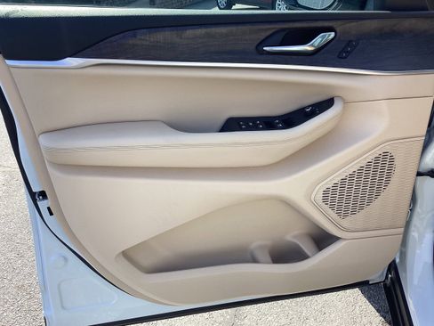 Used 2024 Jeep Grand Cherokee Limited image 16