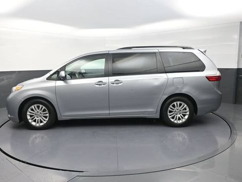 Used 2016 Toyota Sienna XLE FWD image 4