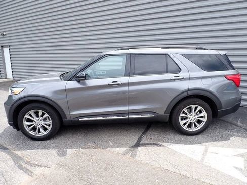Used 2024 Ford Explorer XLT w/ Equipment Group 202A AWD/4WD image 2