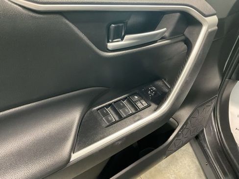 Used 2025 Toyota RAV4 XLE AWD/4WD image 18