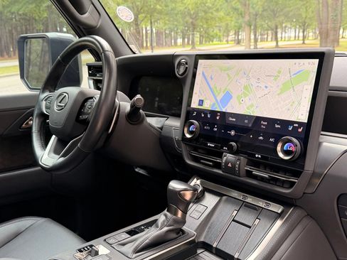 Used 2024 Lexus GX 550 w/ Accessory Package (2T) AWD/4WD image 21