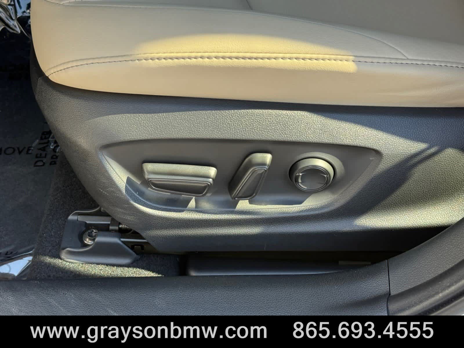 Used 2022 Toyota Prius Limited w/ Premium Convenience Package FWD image 14
