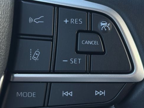 Used 2025 Toyota Highlander XSE AWD/4WD image 19