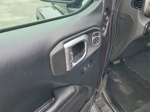 Used 2018 Jeep Wrangler Unlimited Sahara image 11