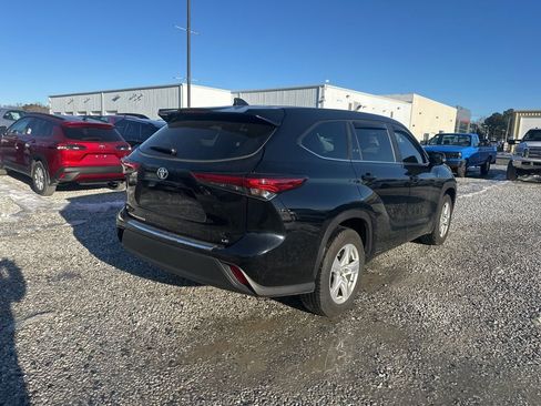 Used 2023 Toyota Highlander LE image 5