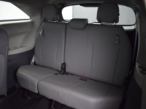 Used 2022 Toyota Sienna XLE image 14