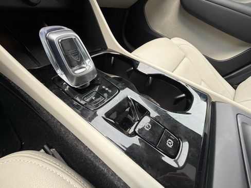 Certified 2025 Volvo XC40 B5 Ultra AWD/4WD image 28
