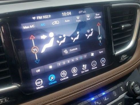 Used 2020 Chrysler Pacifica Limited w/ Advanced Safetytec Group FWD image 10