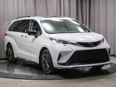 Used 2024 Toyota Sienna XSE w/ XSE Plus Package AWD/4WD image 5