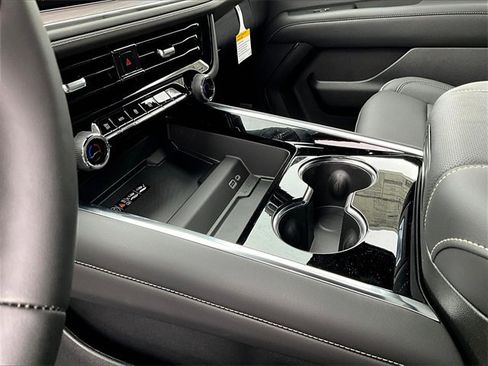 New 2025 Chevrolet Suburban Premier image 12