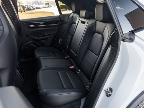 Certified 2025 Porsche Macan 4S Electric AWD/4WD image 37