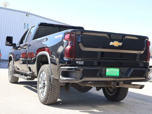 Used 2022 Chevrolet Silverado 2500 Custom w/ Custom Value Package image 3