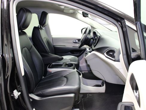 Used 2024 Chrysler Pacifica Touring-L FWD image 14